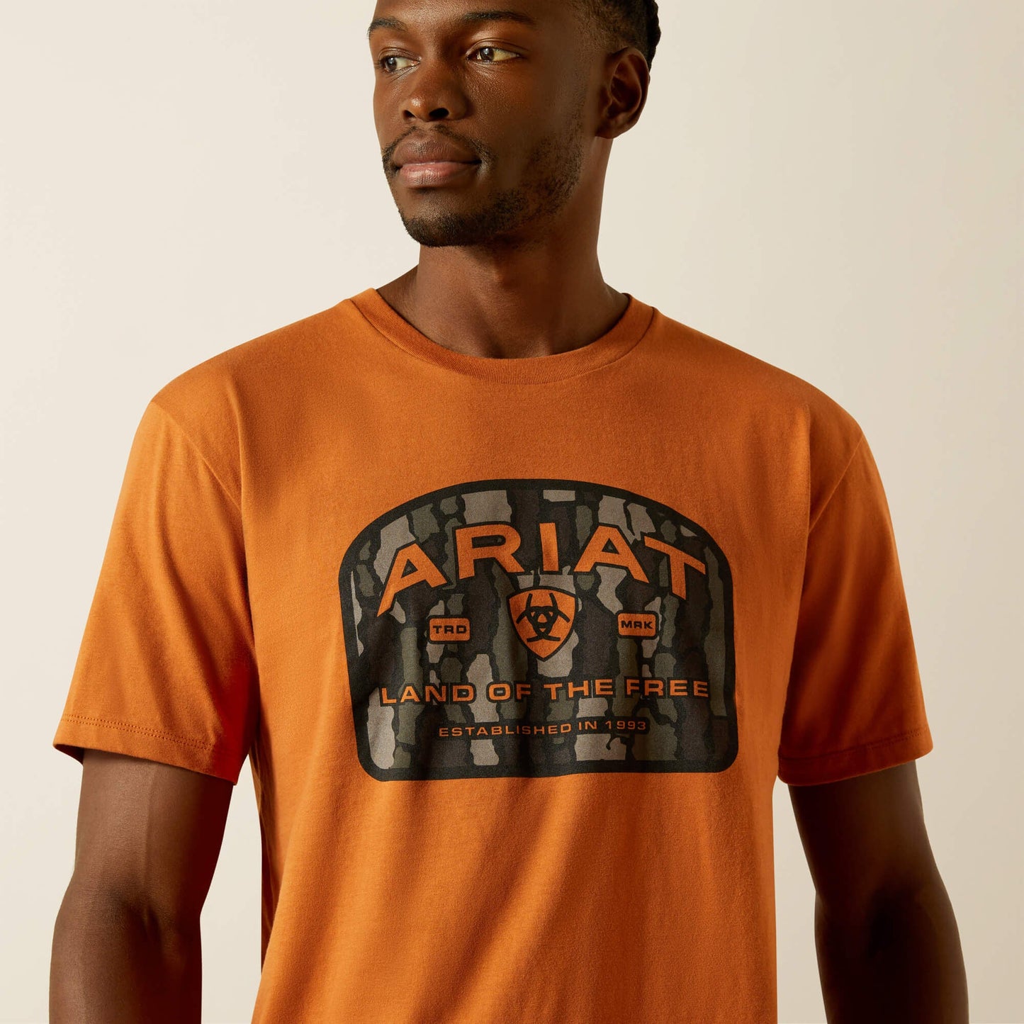 Camiseta con distintivo de camuflaje Underlands de Ariat
