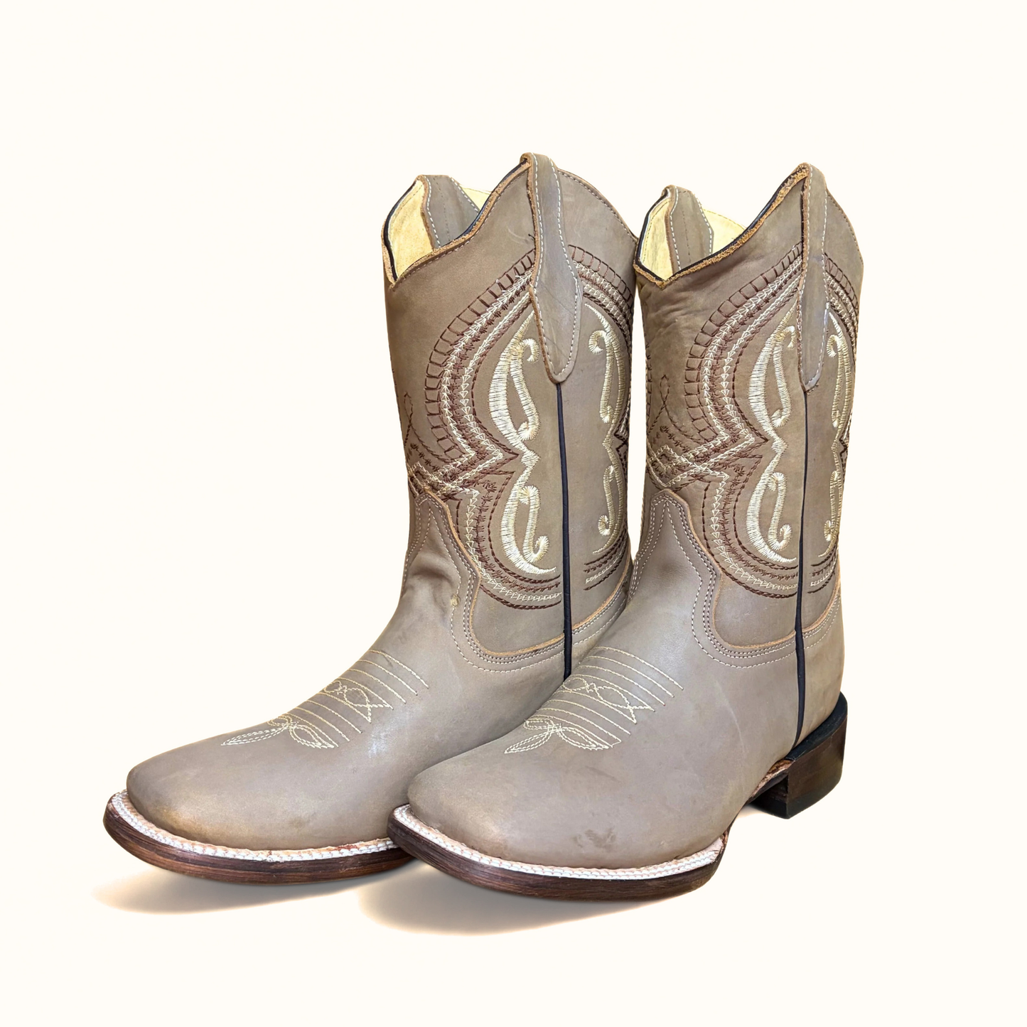 Arius nubuck topo bulldog boot front angle pair view