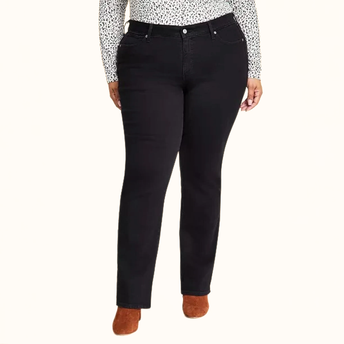 Levi’s Women’s Black Classic Straight Jeans front leg detail