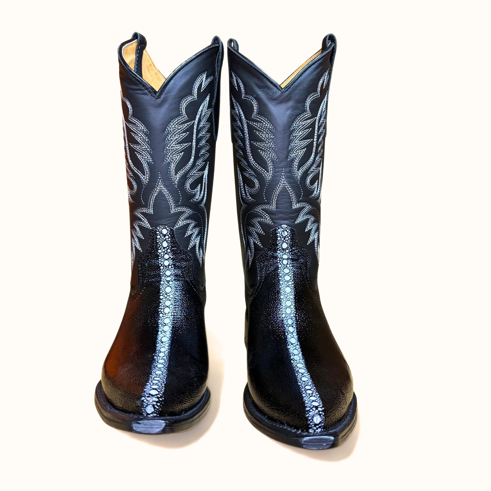 Arius Imitacion Negro Mantarraya men’s western boot front view