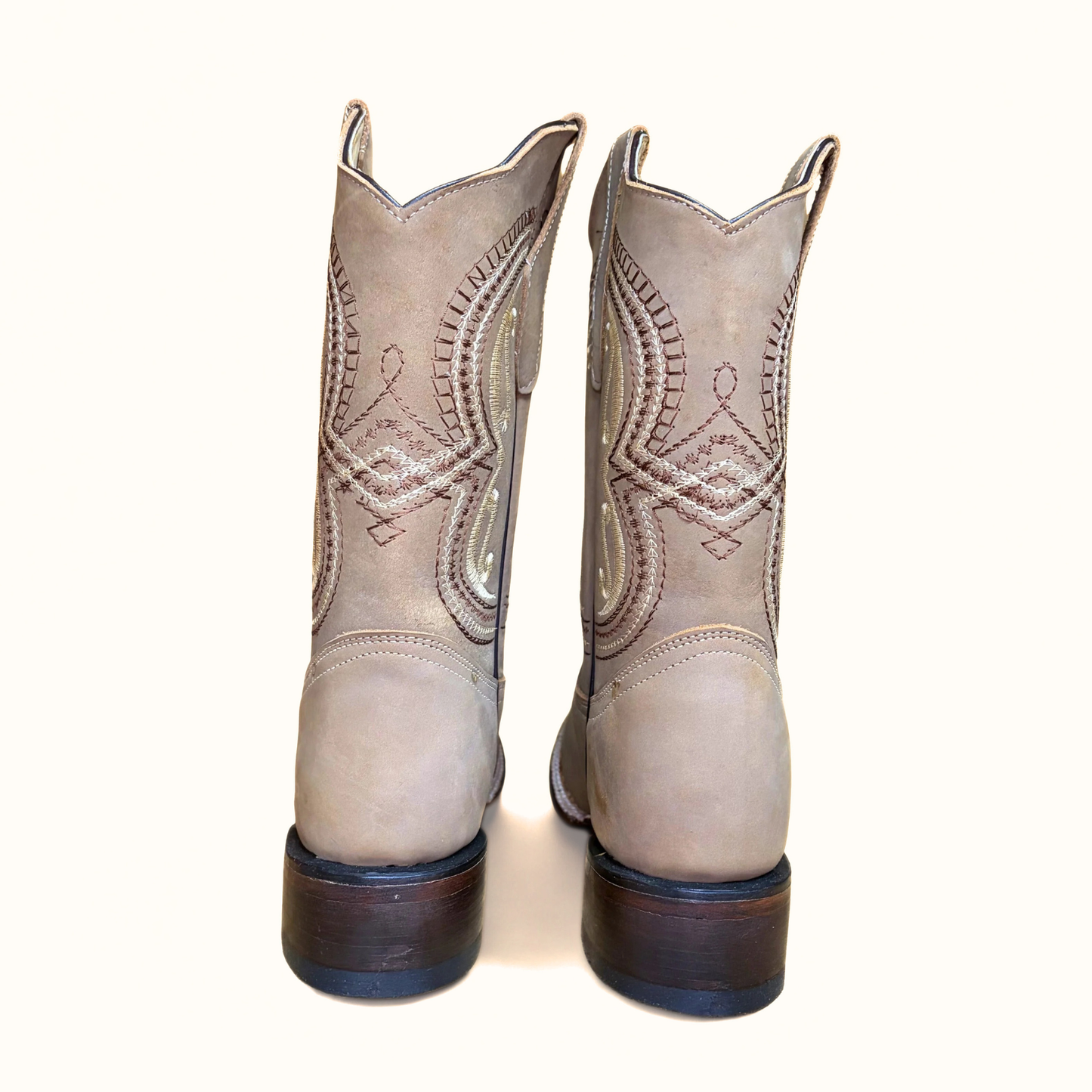 Rear view of Arius topo bulldog boot
