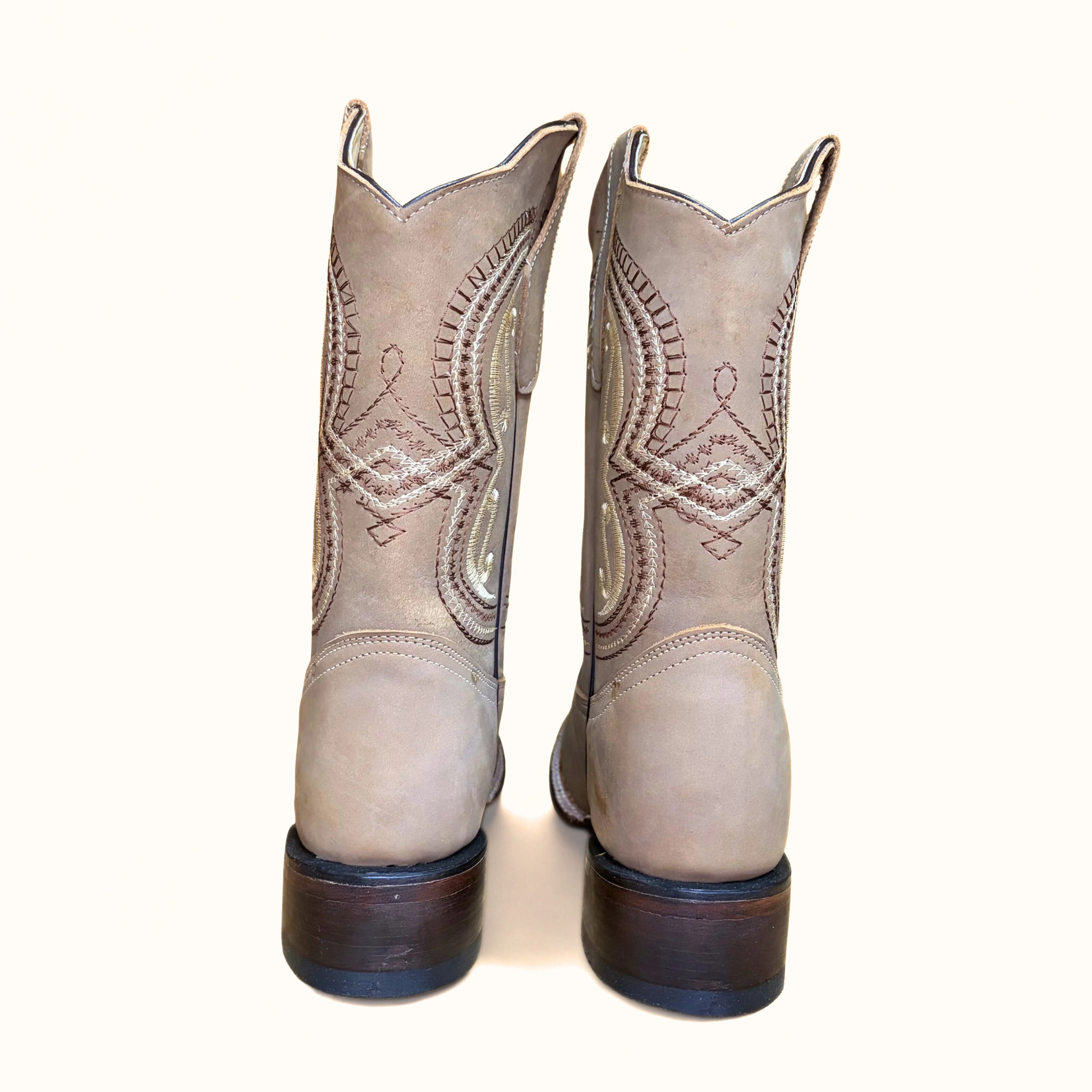 Rear view of Arius topo bulldog boot