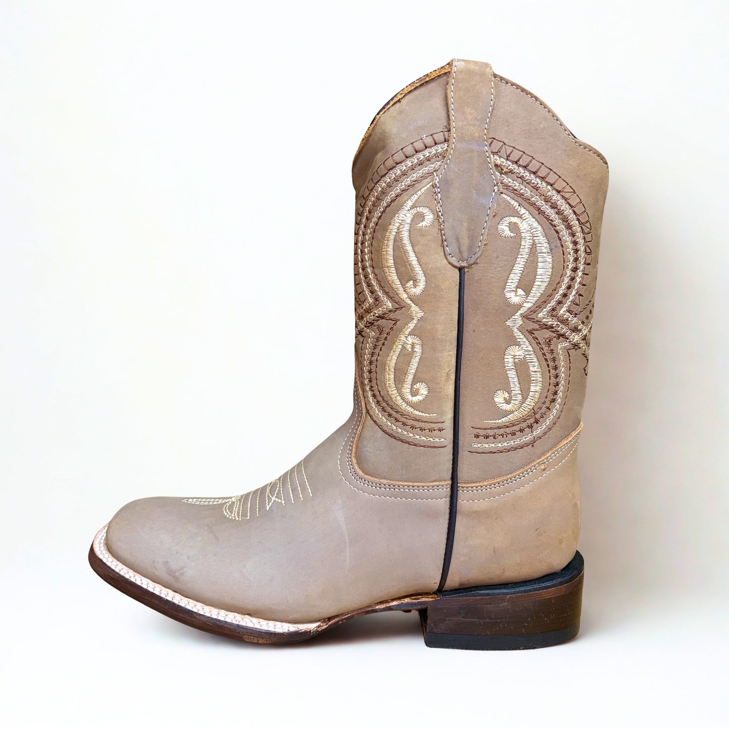 Side profile of Arius nubuck bulldog toe Western boot