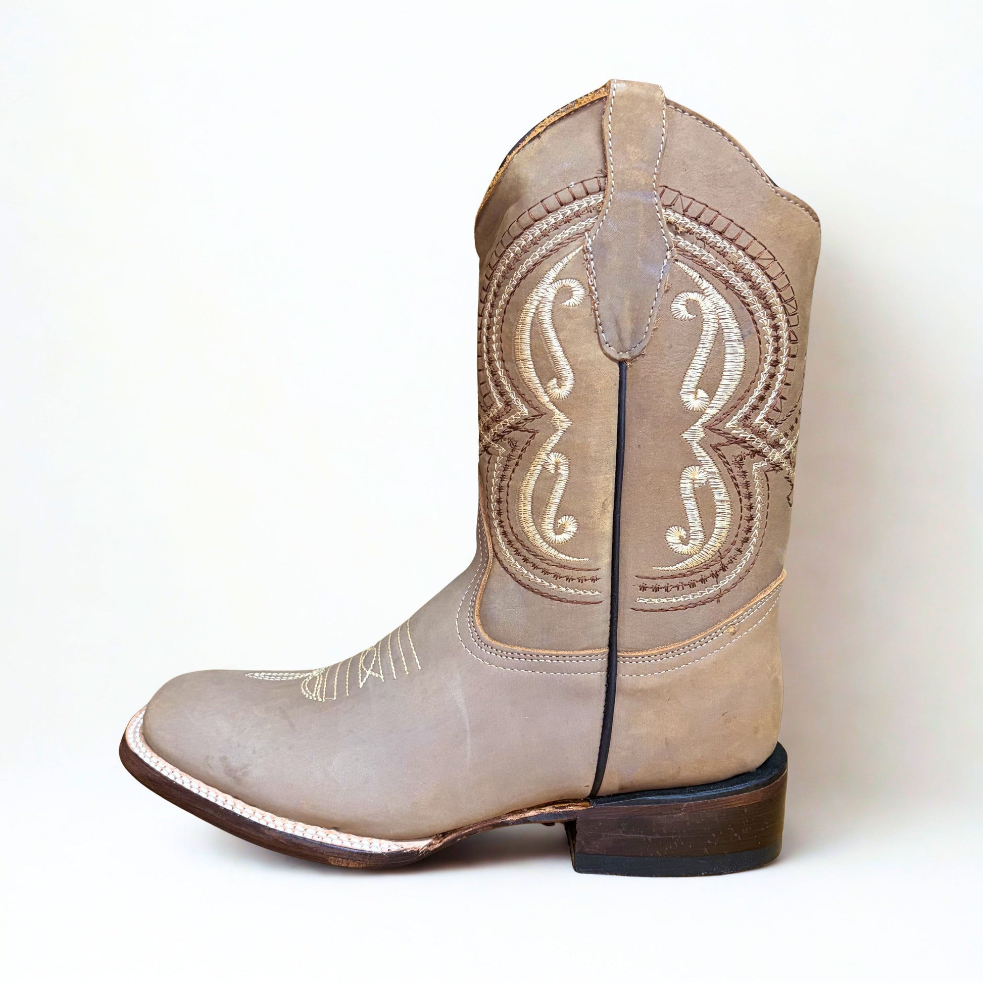 Side profile of Arius nubuck bulldog toe Western boot