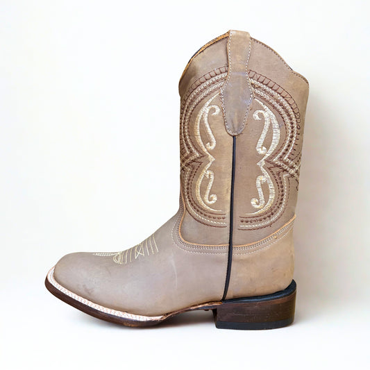 Side profile of Arius nubuck bulldog toe Western boot