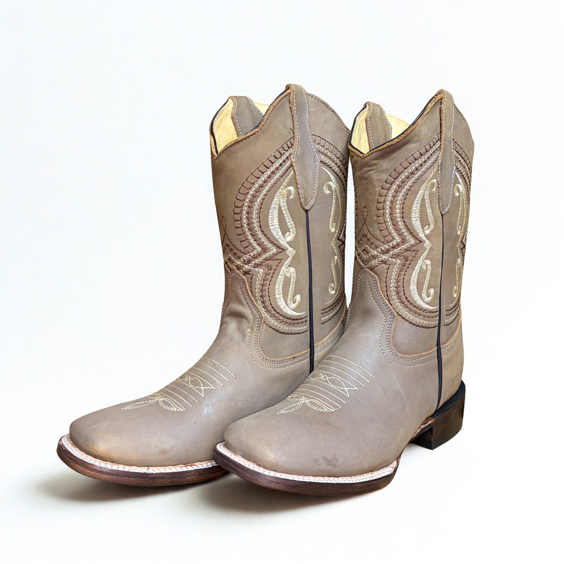 Arius nubuck topo bulldog boot front angle pair view