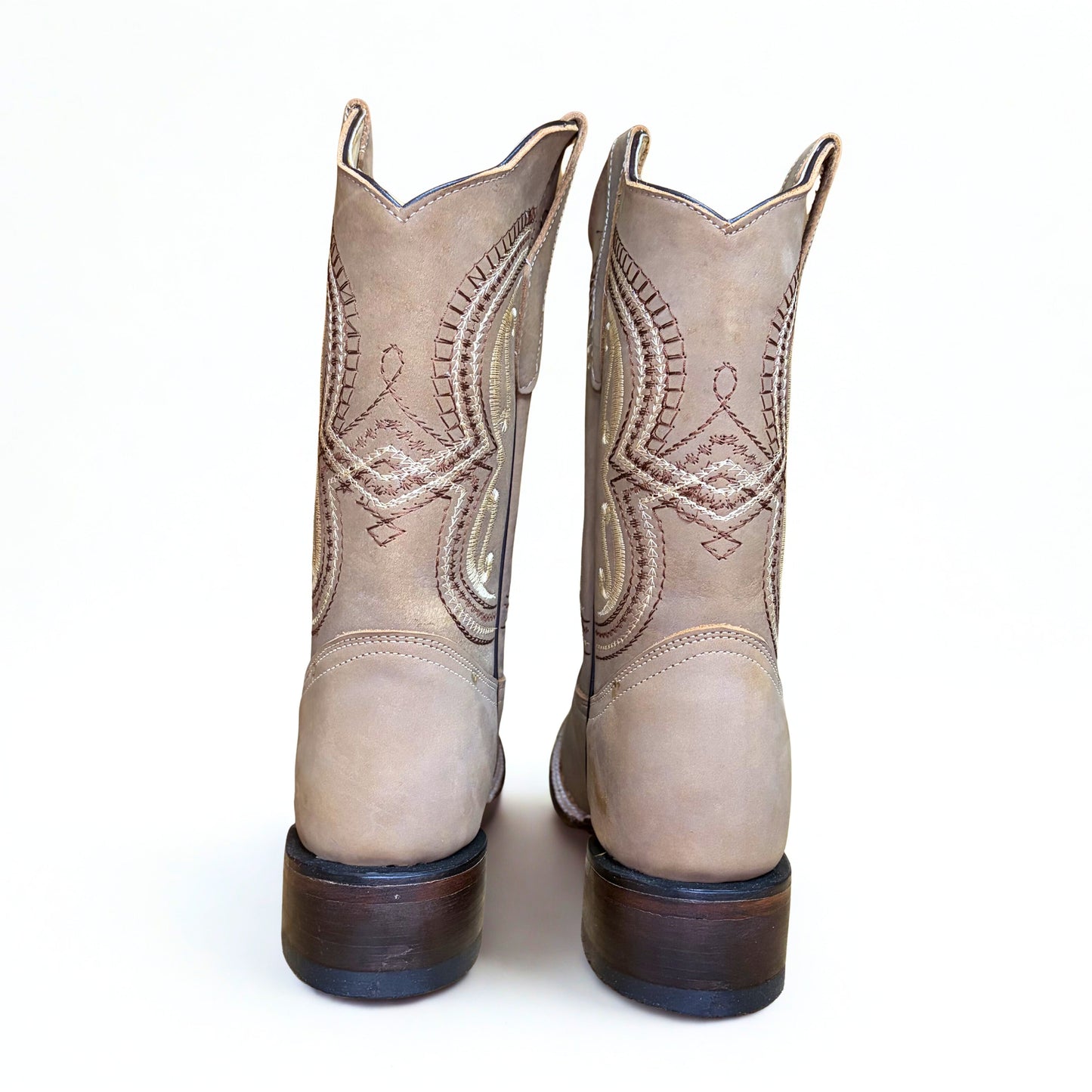 Rear view of Arius topo bulldog boot