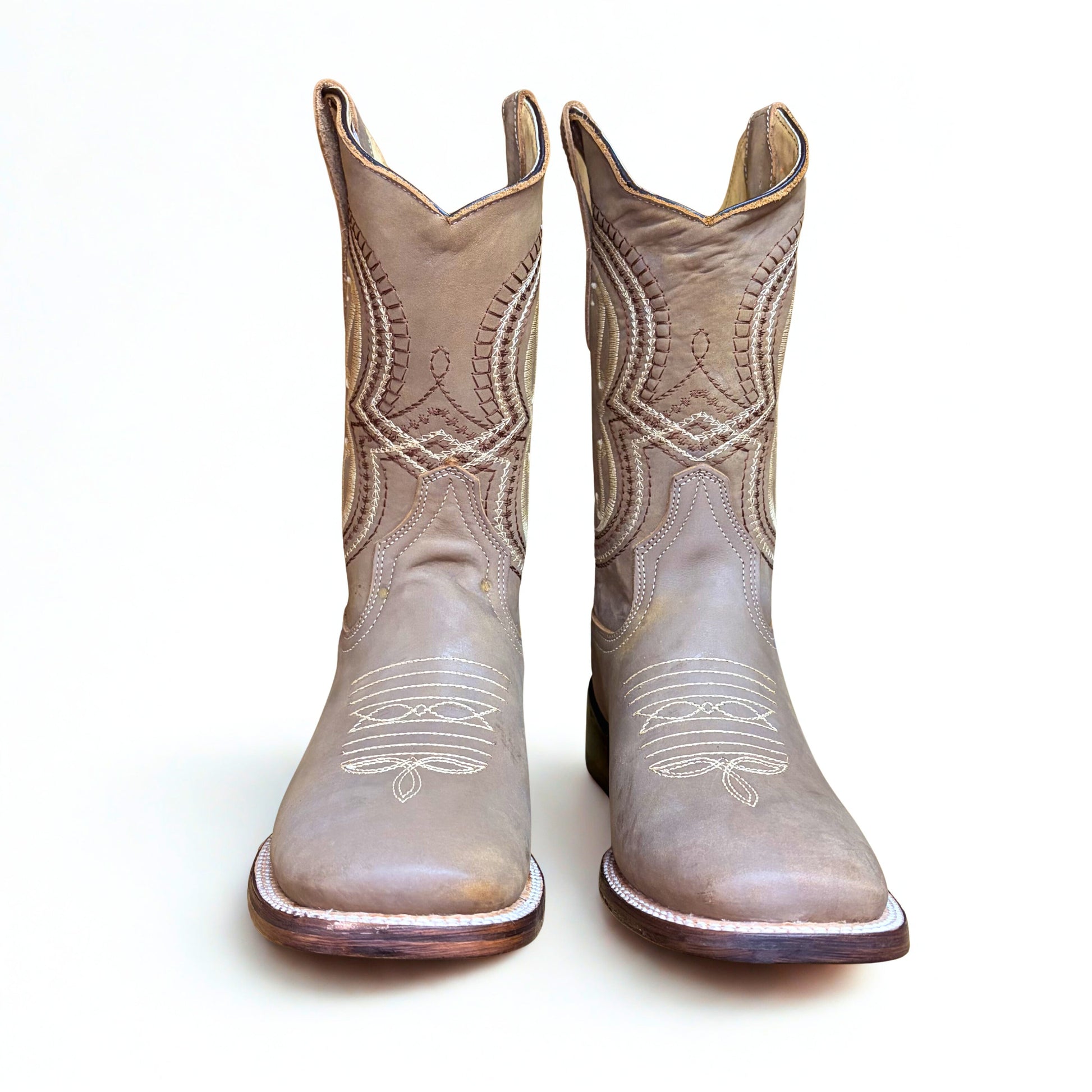 Arius nubuck topo bulldog boot front pair view
