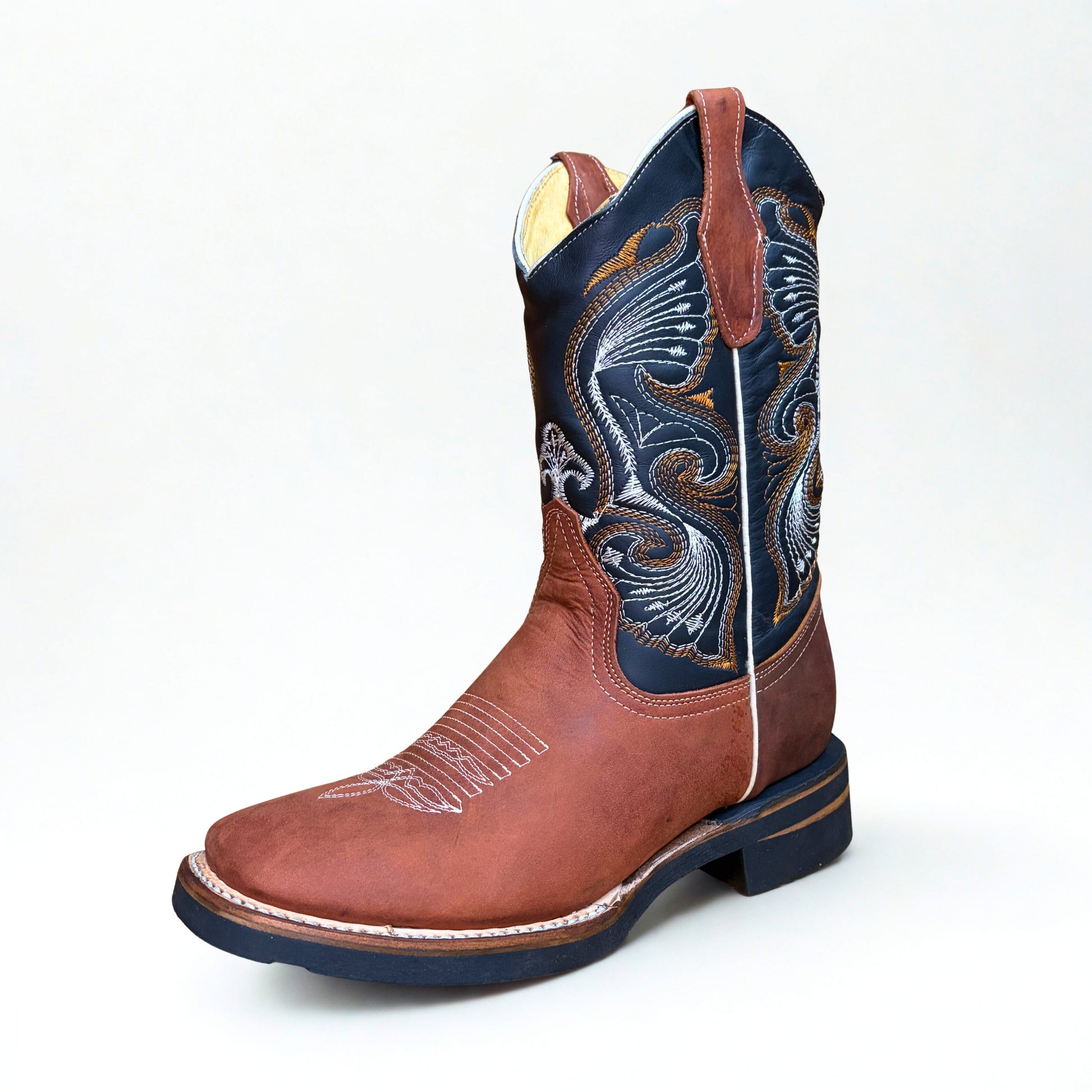 Arius Creazy Shedron Negro Bulldog Boot front angle view