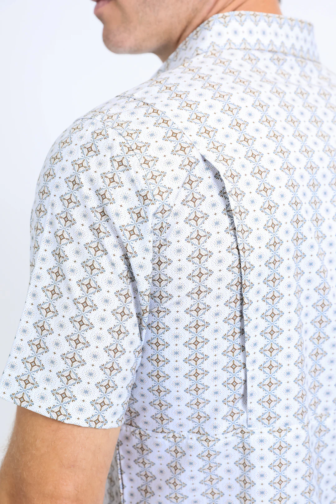 Camisa Blanca de Manga Corta con Estampado Azteca Performance Western