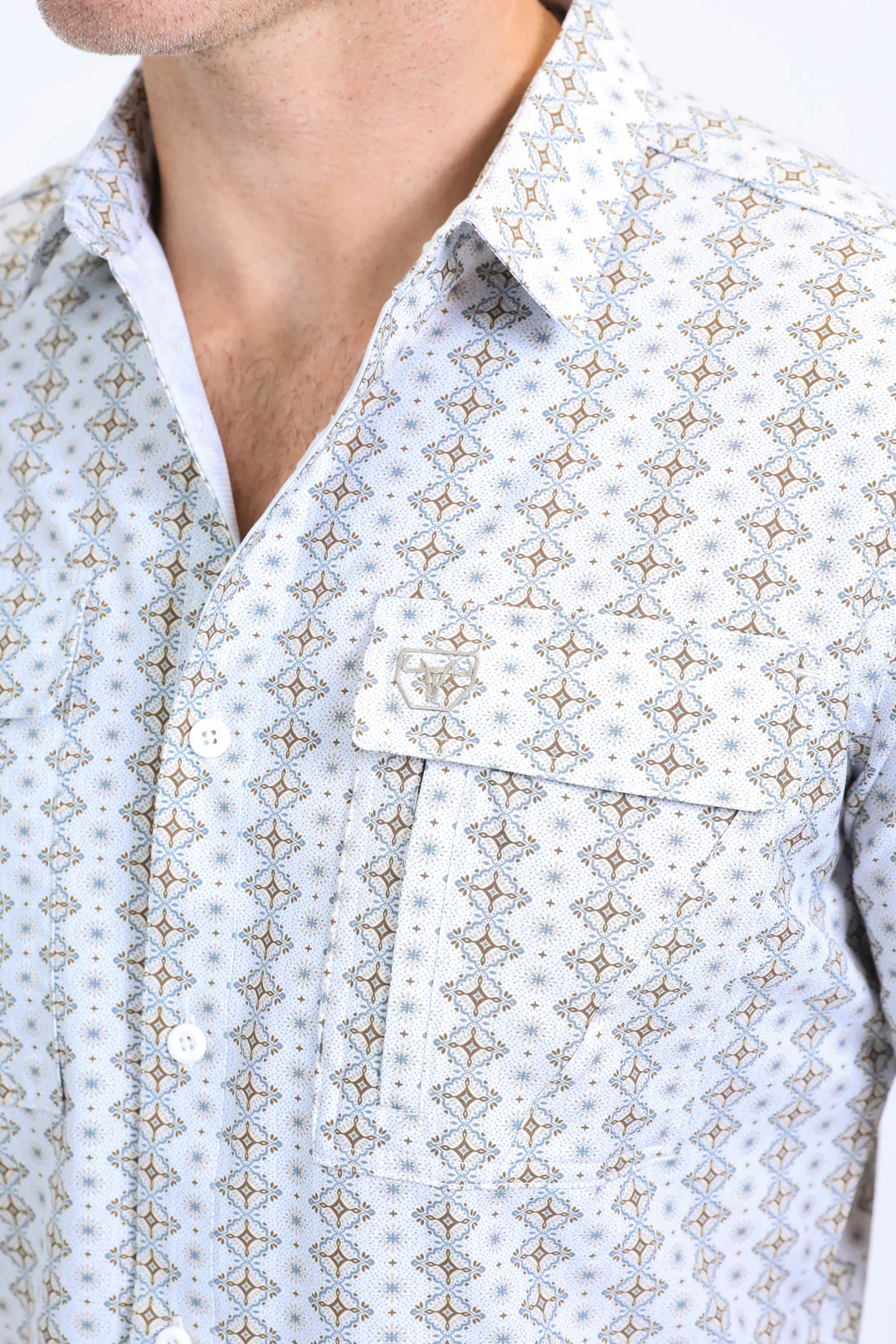 Camisa Blanca de Manga Corta con Estampado Azteca Performance Western