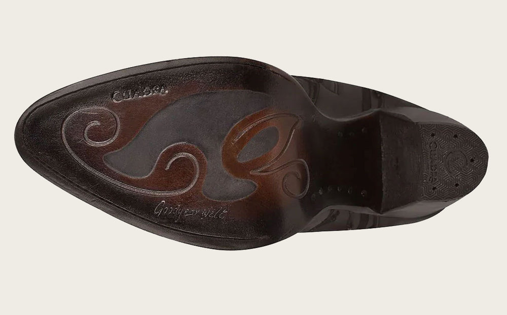 Bota alta elegante con bordado de miel
