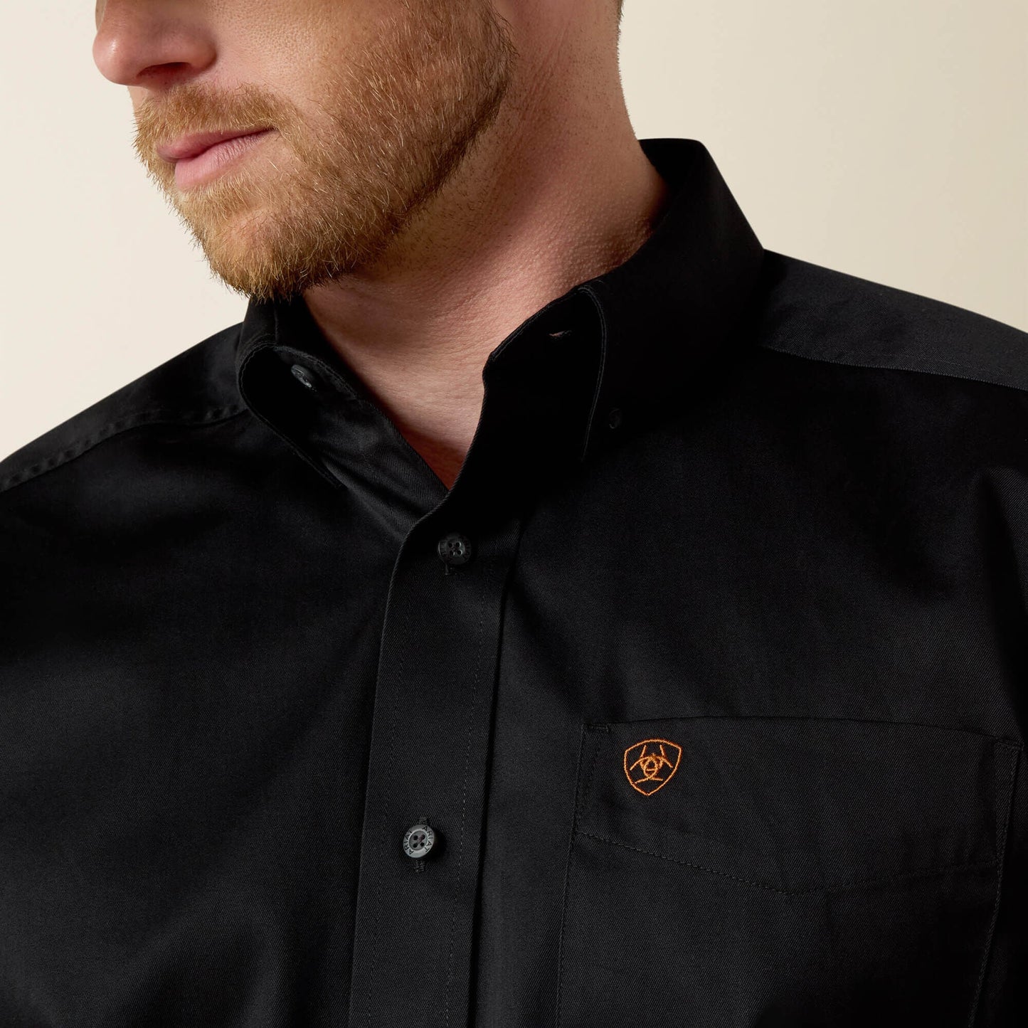 Camisa de sarga sólida de corte clásico